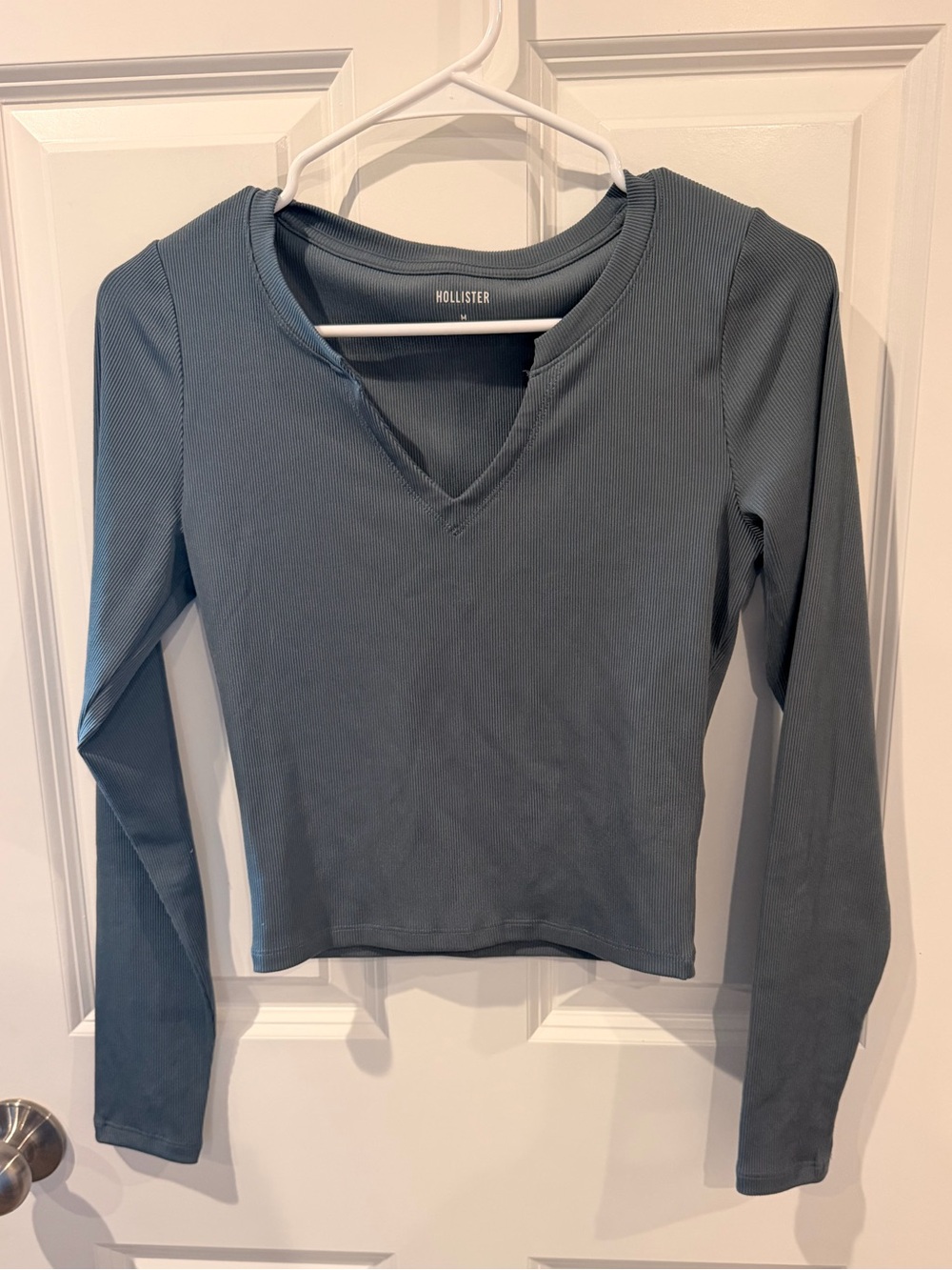 Hollister Ribbed V-Neck Long Sleeve Crop Top Size Medium